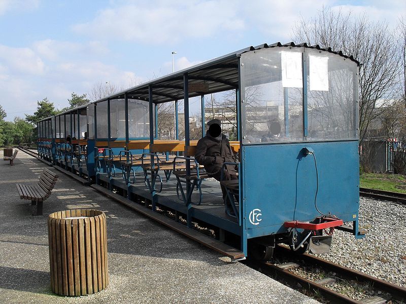 File:CFChanteraines TilliersRER Train2.JPG