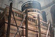 Detail of Aedicule with temporary supports, prior to the 2016 restoration