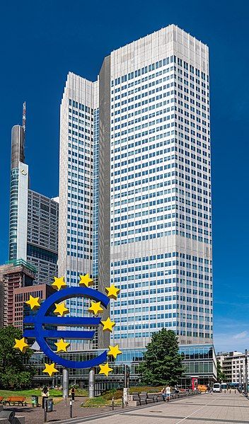 File:Eurotower mit Euro-Skulptur.jpg