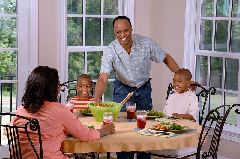 File:Family eating lunch.jpg