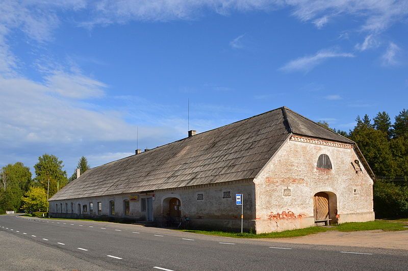 File:Hargla kõrtsihoone 2013.JPG