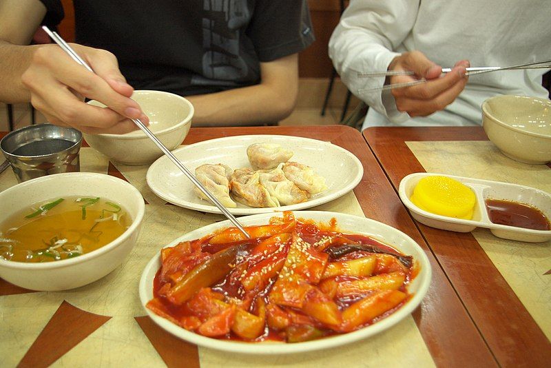 File:Korean.snack-Tteokbokki-Mandu-01.jpg