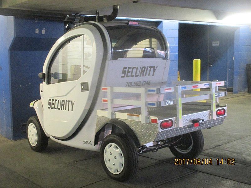 File:NewYorkFlushingParkingLotSecurityVehicle.jpg