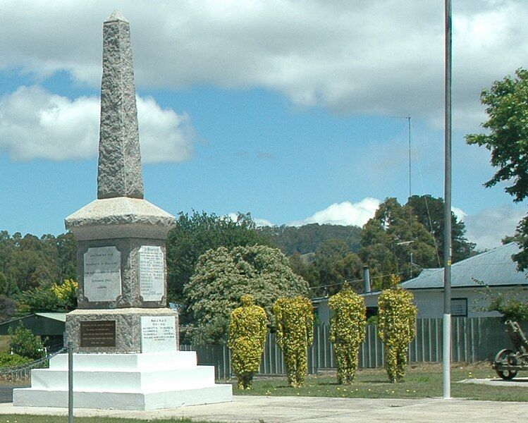 File:Railton Topiary Soldiers.jpg