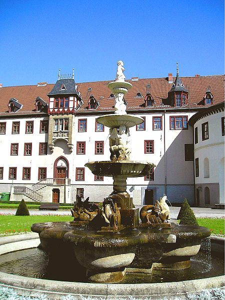 File:SchlossElisabethenburg-Brunnen.jpg