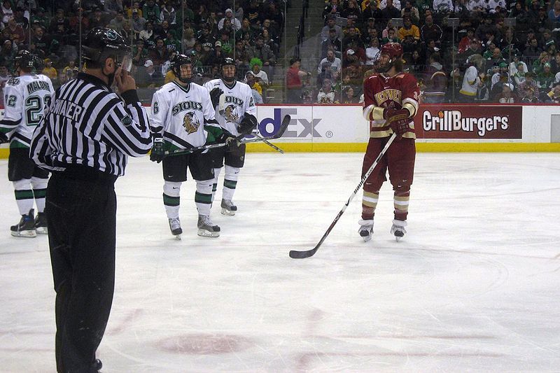 File:Sioux vs Pioneers.jpg