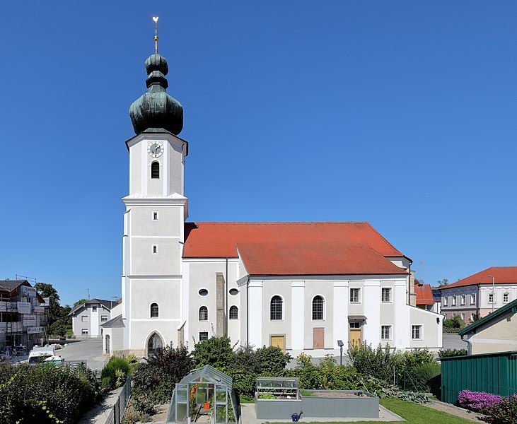 File:Utzenaich - Kirche.JPG