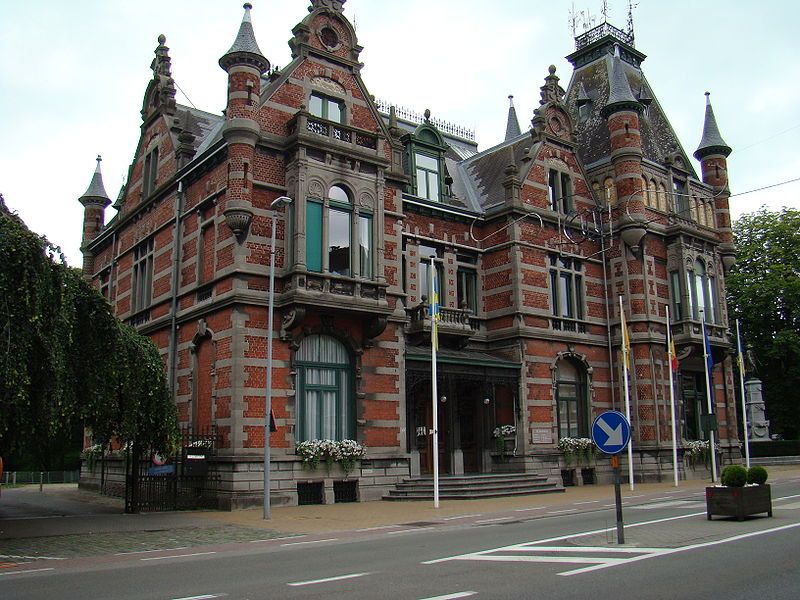 File:Wevelgem gemeentehuis -1.JPG