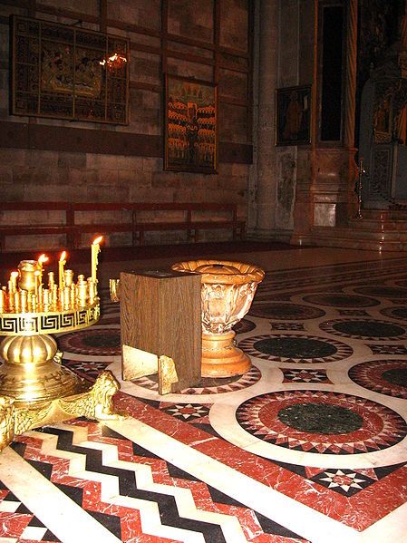 File:5289-20080123-jerusalem-holy-sepulchre-omphalos.jpg