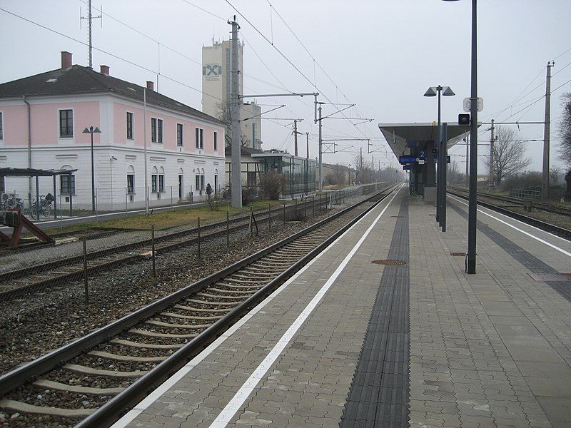 File:Bahnhof-Deutsch-Wagram-06.jpg