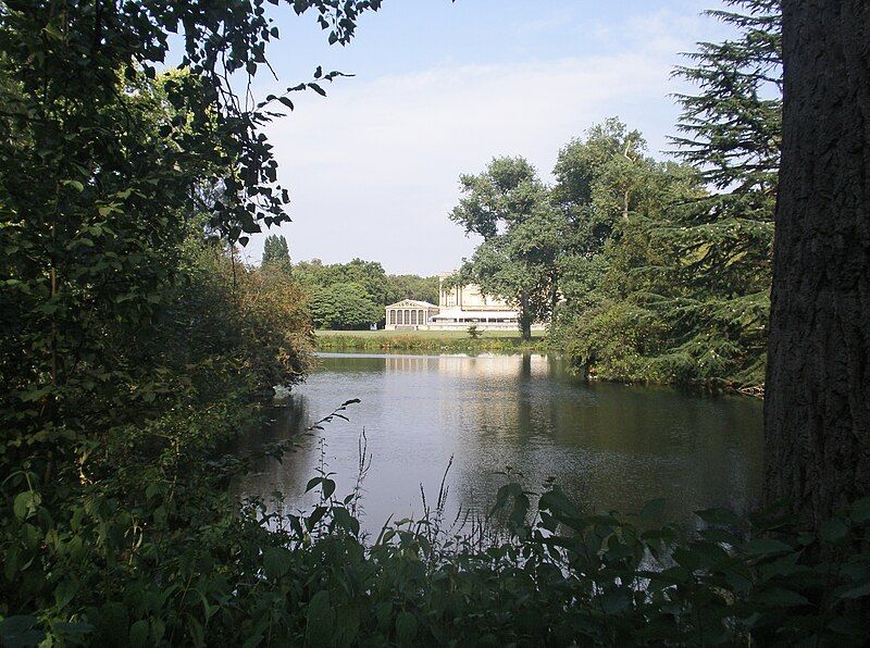 File:Buckingham Palace (29000694740).jpg