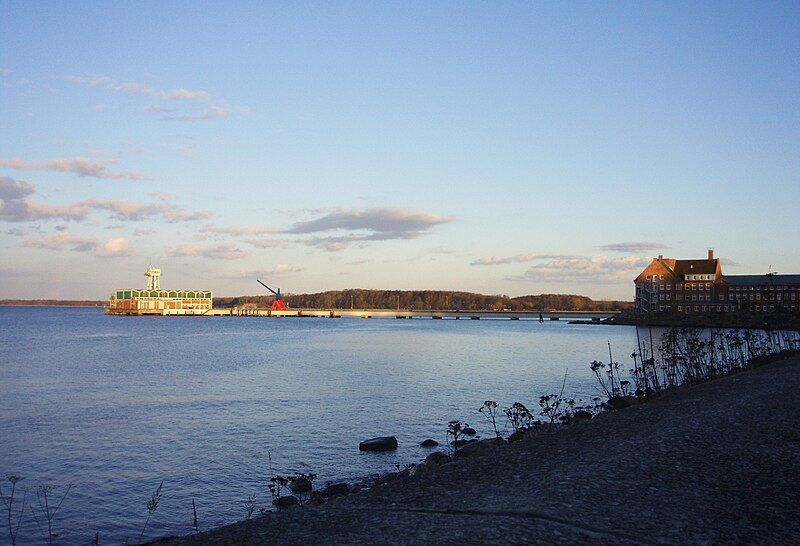 File:Eckernförde Strand Brücke.jpg