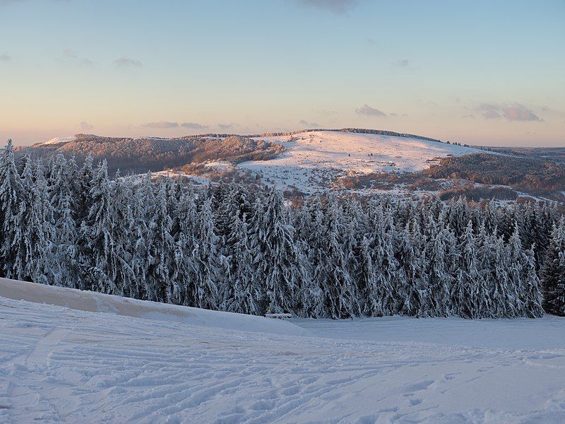 File:Himmeldunkberg vom Arnsberg.jpg