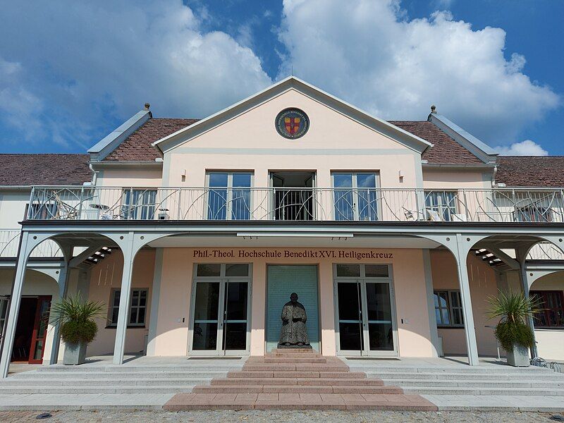 File:Hochschule Heiligenkreuz Entrance.jpg