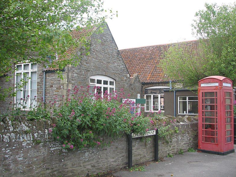 File:HolytrinitychurchnailseaUKtithebarn.jpg