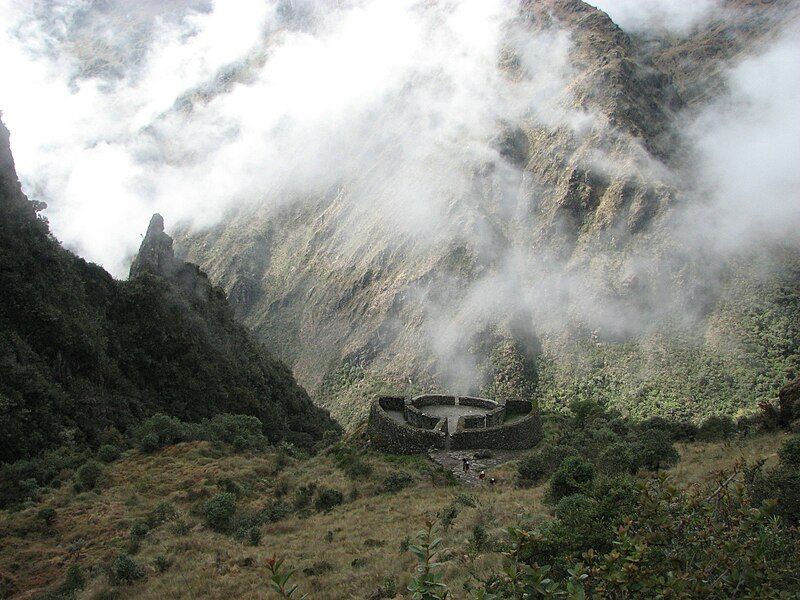 File:Inca Trail Runkuraqay.jpg