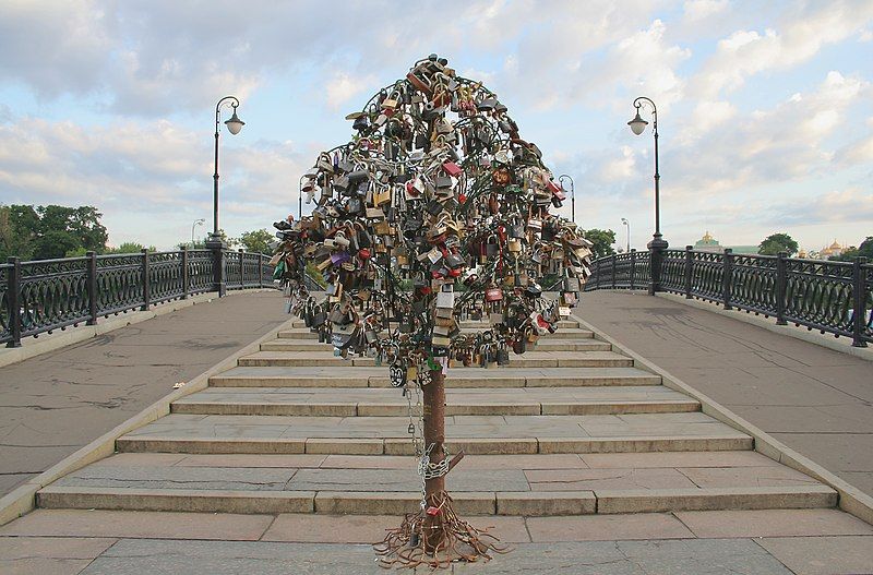 File:Moscow-love-padlocks.jpg