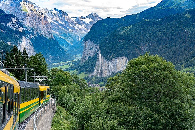 File:Overlooking Lauterbrunnen.jpg