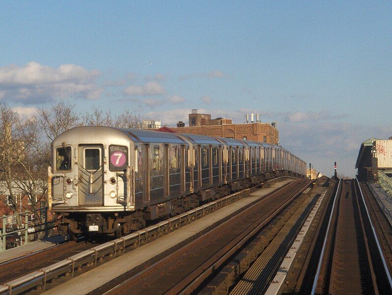 File:R62a7trainToManhattan.jpg