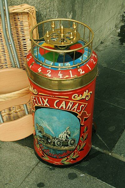 File:Ruleta de barquillero-Madrid.jpg