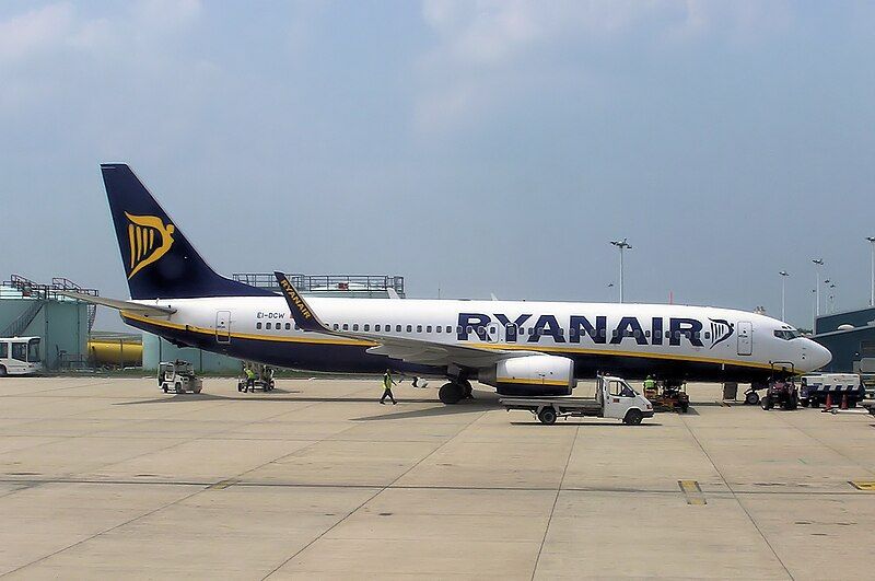 File:Ryanair.b737-800.ei-dcw.arp.jpg