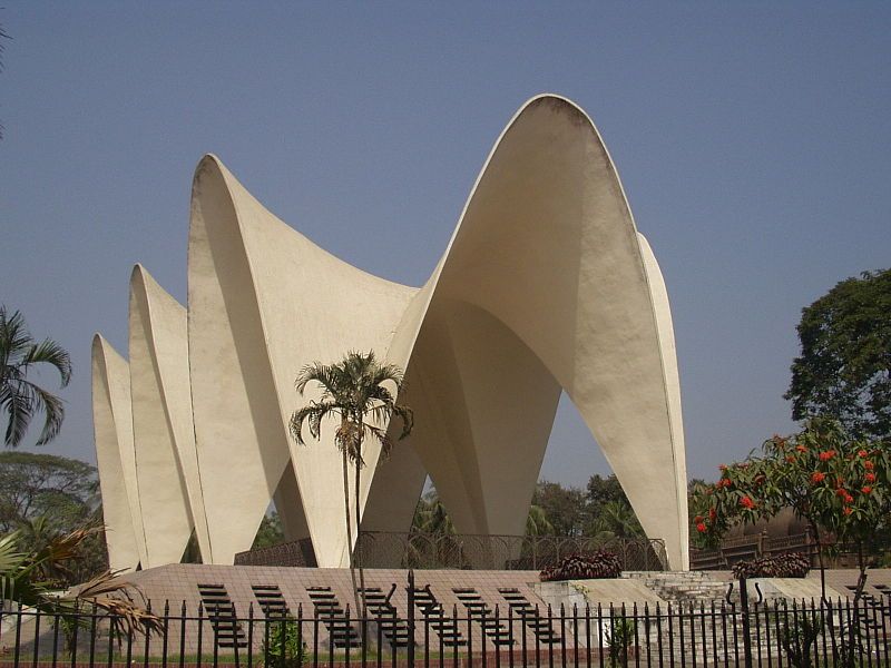 File:3 leader monument.JPG