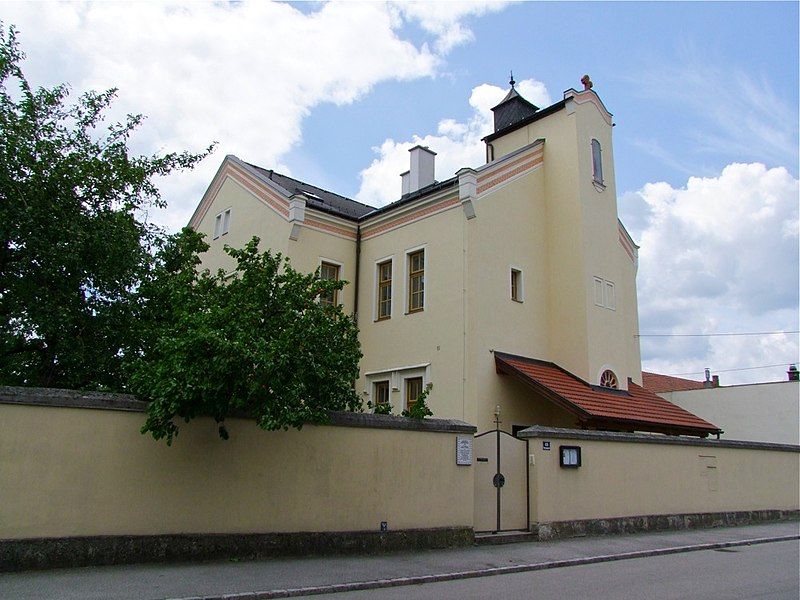 File:Bad Vöslau Kloster.jpg