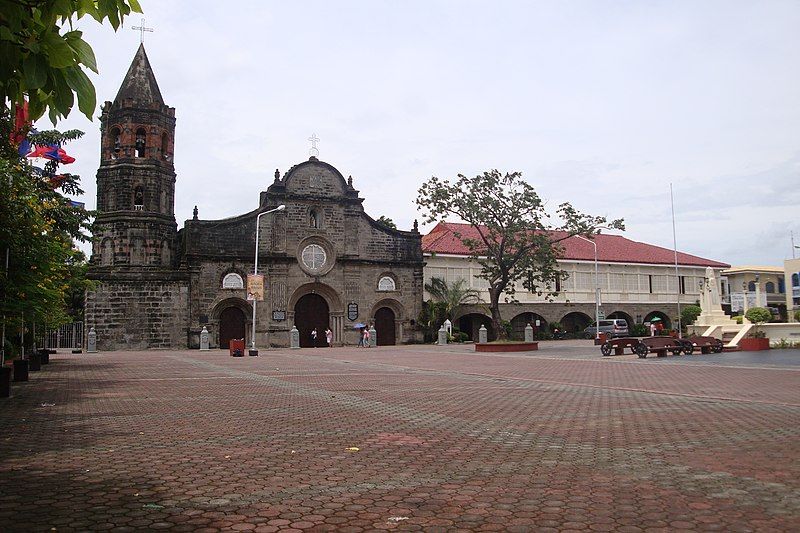 File:Barasoain Church facade.JPG