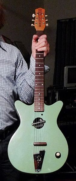 File:Danelectro Convertible reissue.jpg