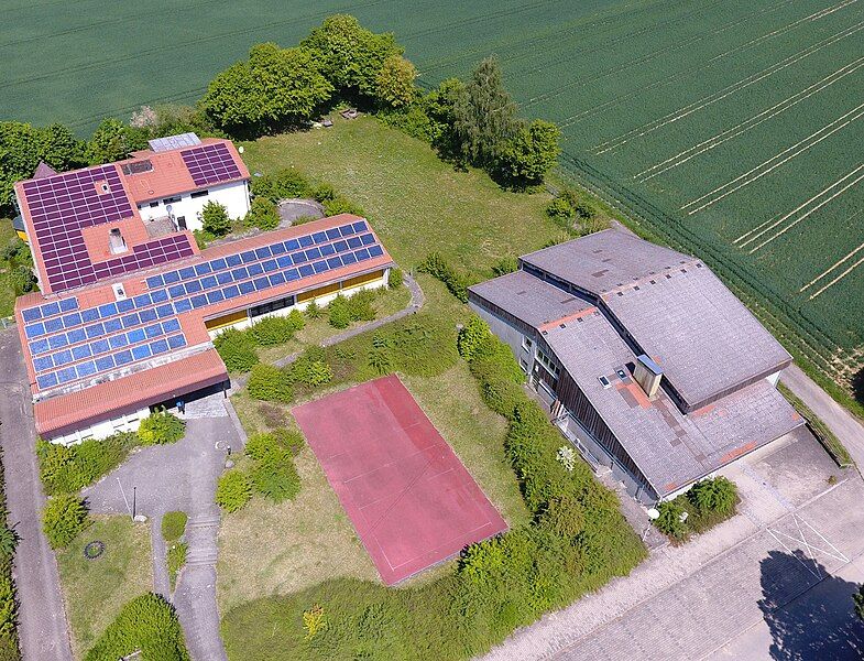 File:Freizeitheim und Turnhalle.jpg