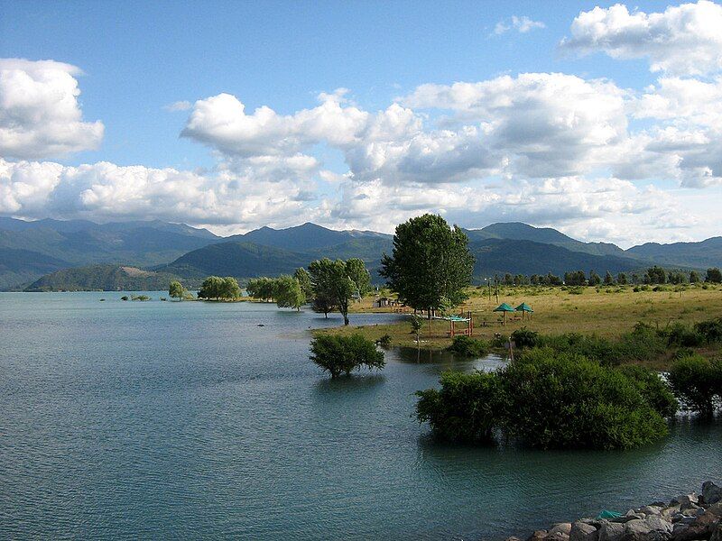 File:Lago Colbún.jpg