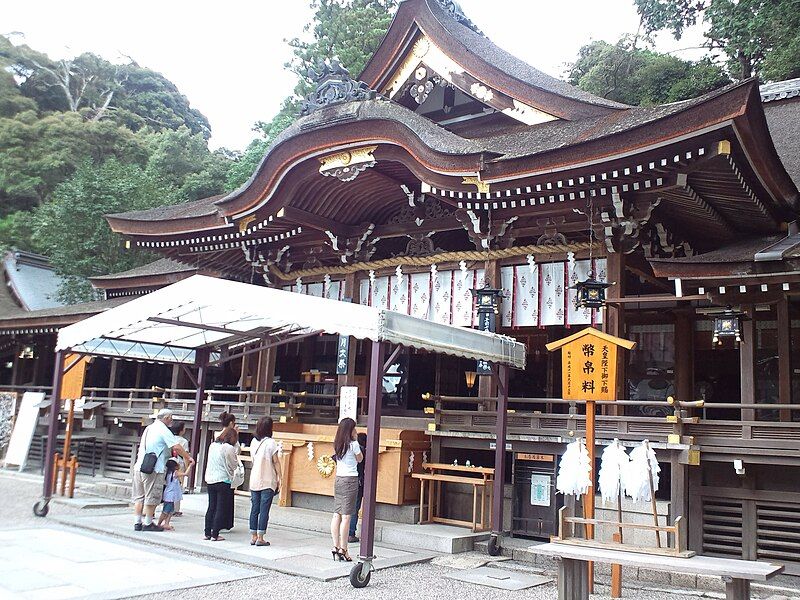 File:Omiwa-jinja Haiden.jpg