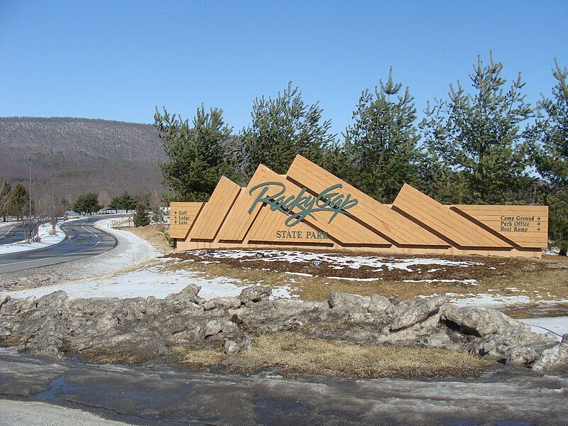 File:Rocky Gap entrance.JPG