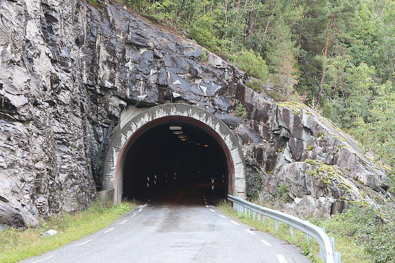 File:Skibergfjelltunnelen Westside.jpg