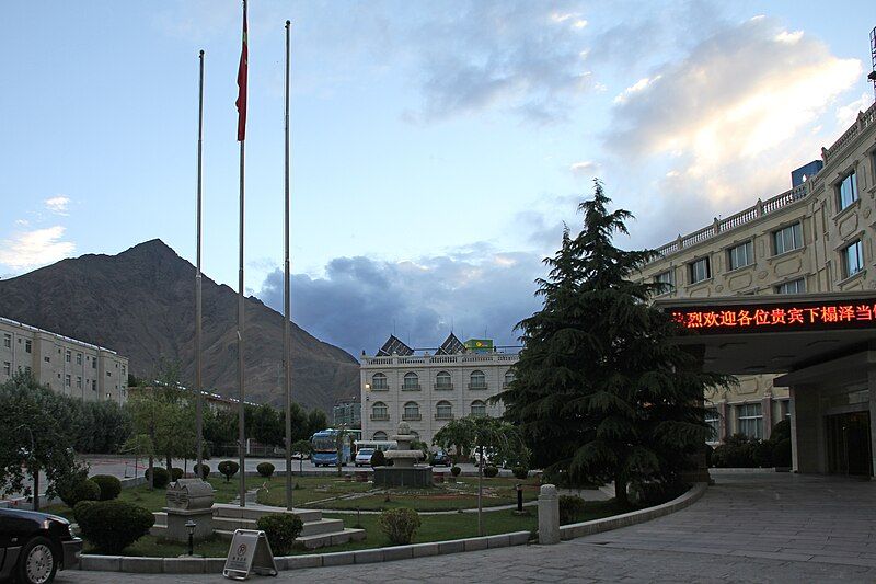 File:Tsetang-14-Hotel-2014-gje.jpg