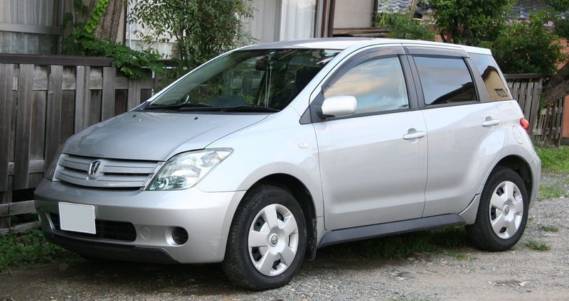 File:2002-2005 Toyota ist.jpg