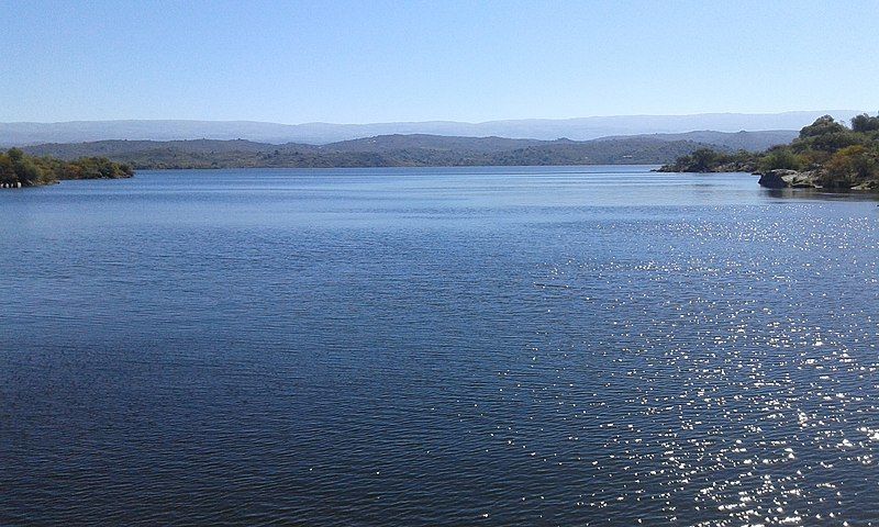 File:Embalse Cerro Pelado.jpg