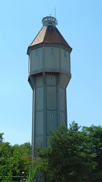 File:Fischamend Wasserturm 2011.jpg