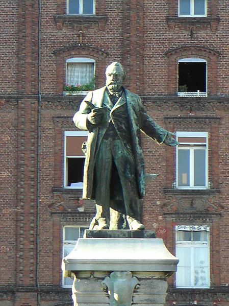 File:Godin statue Guise.jpg