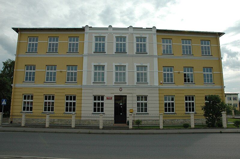 File:Gymnasiumin - Haczów.jpg