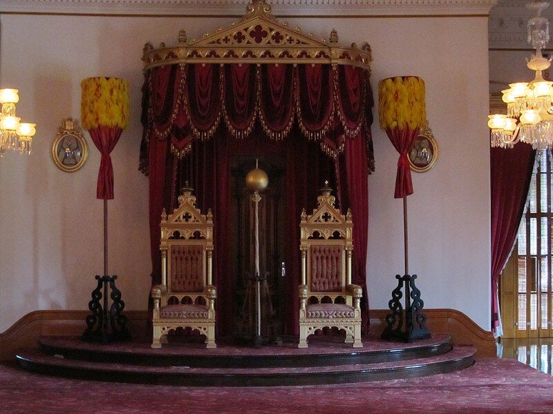 File:Hawaiian Thrones (8515155462).jpg