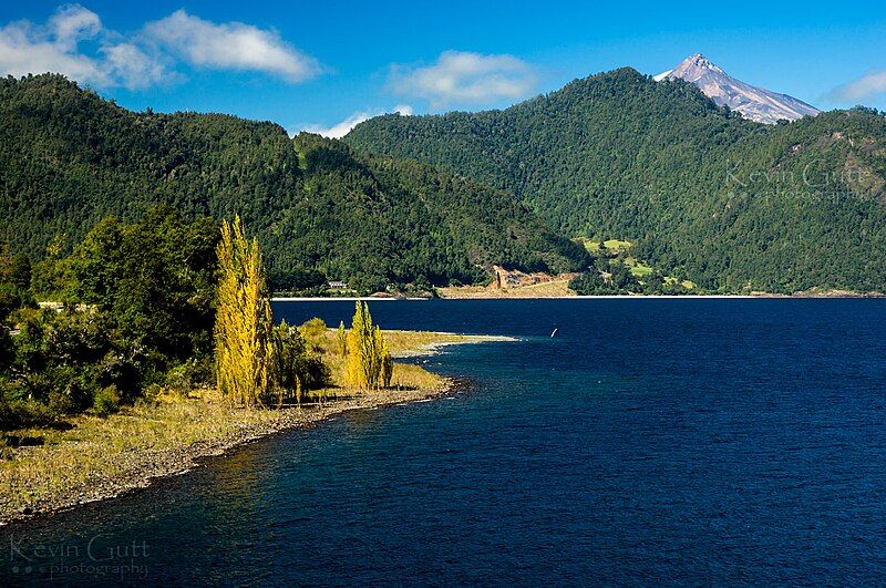 File:Lago Panguipulli.jpg