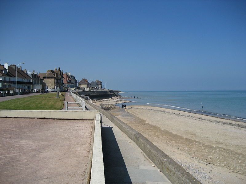 File:Lion-sur-Mer Plage Ouest.jpg