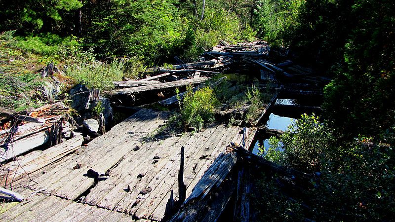 File:Logging chute, Chiniguchi.jpg