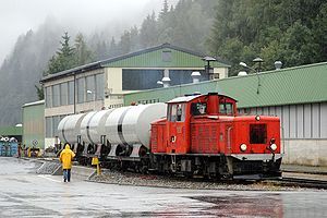 A VL13 class locomotive switching cars at an industry