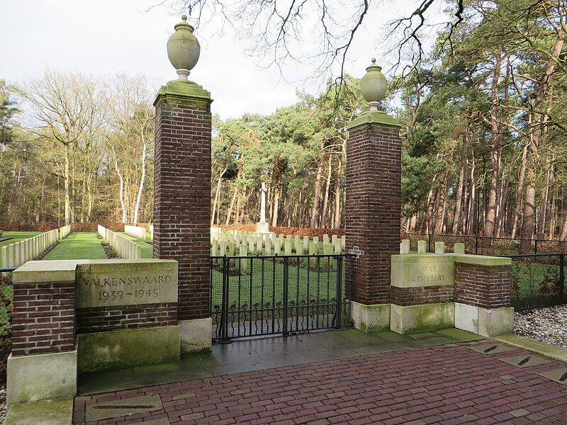 File:Valkenswaard War Cemetery.jpg