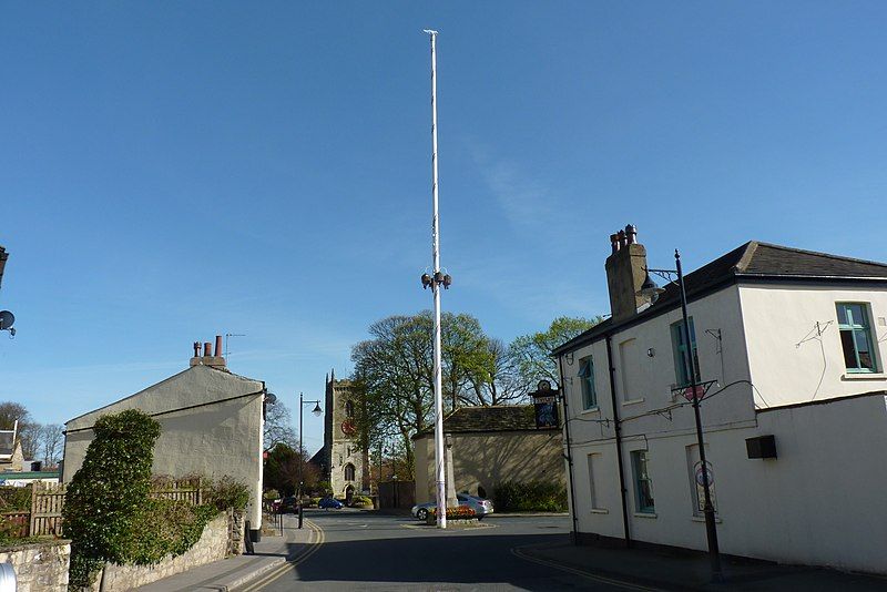 File:Barwick-in-Elmet Maypole.JPG