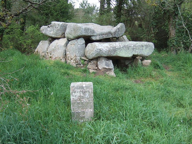 File:Dolmen Roch-Feutet.JPG