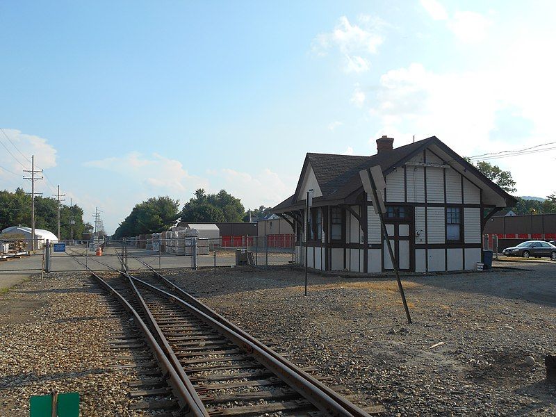 File:Pompton-Riverdale Station.jpg