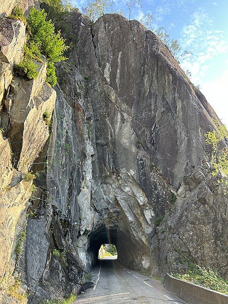 File:Trettebergtunnelen.jpg